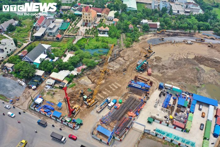 Nhiều đoạn đường công vụ và nền đường mới đang từng bước hình thành. Công nhân, kỹ sư cùng các thiết bị cơ giới được bố trí tại nhiều vị trí để đẩy nhanh tiến độ.