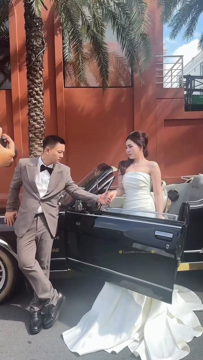 Hoài Lâm và Ngọc Trinh tình tứ trong buổi chụp ảnh cưới. (Ảnh: Tuyết Minh)