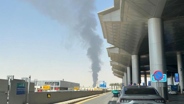 Khói đen bốc lên gần sân bay quốc tế King Khalid ở Riyadh. (Ảnh: Global Look Press)