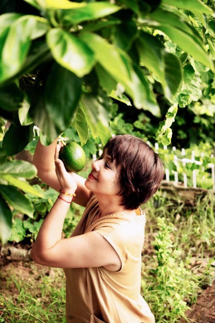 Trên trang cá nhân, gương mặt quen thuộc của sóng truyền hình VTV thường xuyên chia sẻ những khoảnh khắc đời thường giản dị: tự tay chăm từng gốc cây, ngắm đóa hoa nở muộn hay tận hưởng không khí trong lành dưới mái hiên