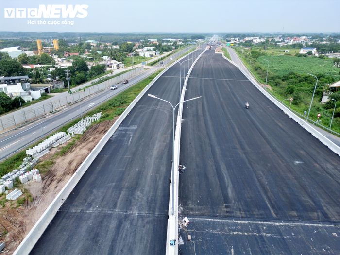 Nhiều đoạn đường được thảm bê tông nhựa, tạo diện mạo hoàn chỉnh cho tuyến đường dẫn qua nút giao.