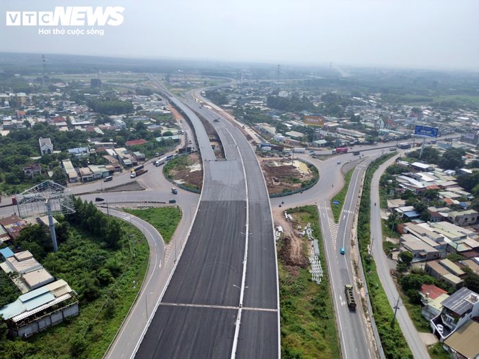 Ghi nhận của PV Báo Điện tử VTC News những ngày giữa tháng 9, tại công trường gói thầu XL-NG51, hàng loạt máy móc, thiết bị cùng công nhân được huy động làm việc khẩn trương. Nhiều hạng mục đang được hoàn thiện để đưa nút giao vào khai thác.