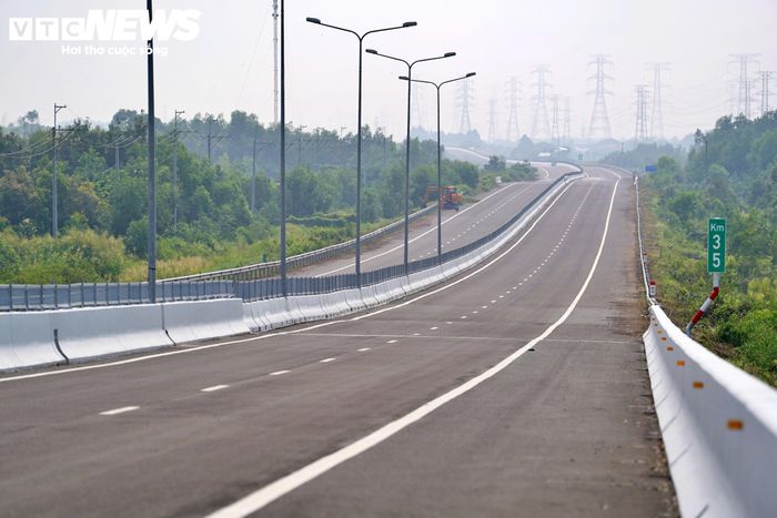 Cao tốc Bến Lức - Long Thành dài hơn 57km, đi qua địa bàn Tây Ninh, TP.HCM và Đồng Nai. Tuyến được đầu tư với quy mô 4 làn xe cơ giới, 2 làn dừng khẩn cấp, vận tốc thiết kế 100km/h. Toàn tuyến giữ vai trò kết nối cao tốc TP.HCM - Trung Lương với cao tốc Biên Hòa - Vũng Tàu, đường Vành đai 3 TP.HCM và khu vực sân bay quốc tế Long Thành.