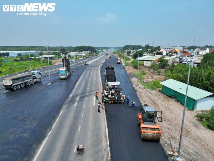 Trên công trường, các mũi thi công được triển khai đồng thời. Công nhân tập trung hoàn thiện mặt đường, lắp đặt dải phân cách, hệ thống chiếu sáng và các hạng mục phụ trợ.