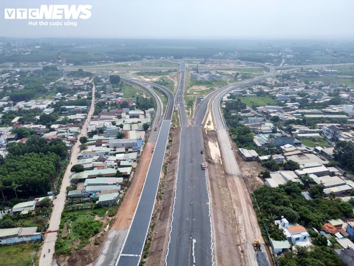 Cùng với đó, tuyến cao tốc Bến Lức - Long Thành sẽ tạo thêm hướng kết nối giữa khu vực Tây Nam Bộ với Đông Nam Bộ và sân bay quốc tế Long Thành.
