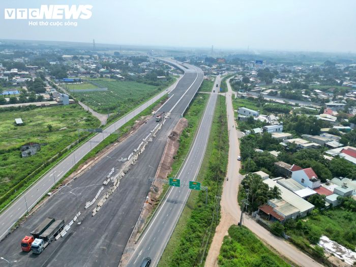 Đến giữa tháng 9, tổng sản lượng dự án đạt gần 100%. Các nhà thầu đang tập trung hoàn thiện những hạng mục cuối để hướng tới mục tiêu thông xe toàn tuyến trong tháng 9. Trong đó, nút giao Quốc lộ 51 là một trong những điểm cuối đang được tăng tốc thi công.