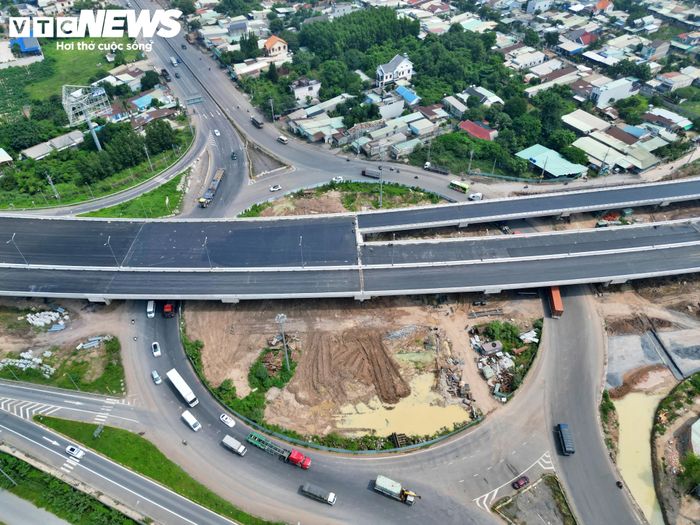 Gói thầu XL-NG51 thực hiện xây dựng đường và nút giao liên thông giữa cao tốc Bến Lức - Long Thành với Quốc lộ 51, gồm cầu vượt Quốc lộ 51 và các tuyến đường nhánh kết nối với nút giao Tân Hiệp của cao tốc Biên Hòa - Vũng Tàu.