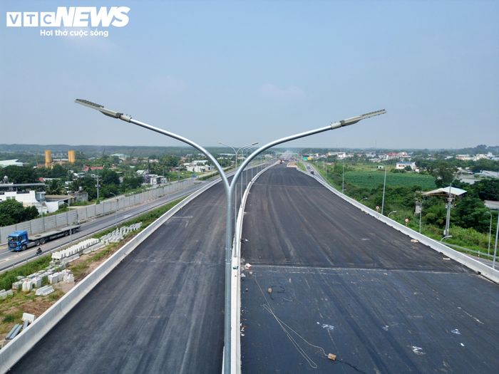Hệ thống chiếu sáng tại nút giao cũng đang được hoàn thiện. Các cột đèn được lắp đặt dọc tuyến, sẵn sàng kết nối với hệ thống giao thông khu vực.
