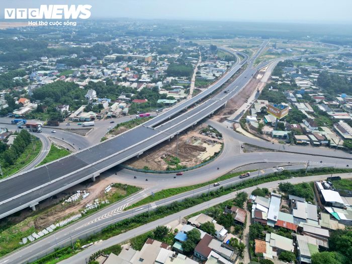 Từ khu vực nút giao Quốc lộ 51, tuyến đường nhánh được xây dựng để kết nối với nút giao Tân Hiệp của cao tốc Biên Hòa - Vũng Tàu. Đây được xem là một trong những hạng mục quan trọng để hoàn thiện khả năng kết nối liên thông giữa cao tốc Bến Lức - Long Thành và cao tốc Biên Hòa - Vũng Tàu.