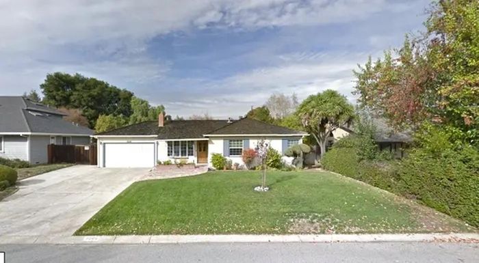 Ngôi nhà thời thơ ấu của Steve Jobs - nhà sáng lập Apple - tại số 2066 đường Crist Drive ở Los Altos, California, Mỹ đã được Ủy ban Lịch sử Los Altos công nhận là di tích lịch sử được bảo vệ. (Ảnh: Google Maps)