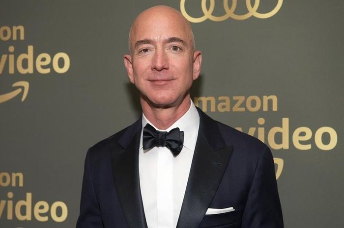 Jeff Bezos sinh năm 1964 tại Albuquerque, New Mexico (Mỹ). Bố mẹ ông ly hôn chỉ sau 17 tháng tổ chức đám cưới. Sau đó, Jeff Bezos sống cùng mẹ và cha dượng. (Ảnh: Getty Imgae)