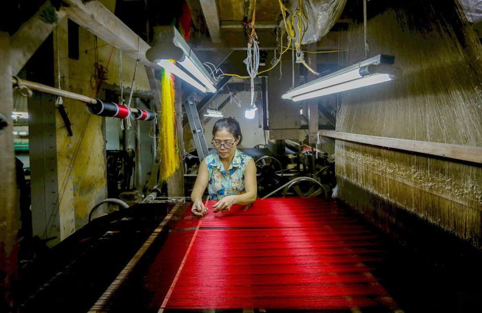 Sản xuất lụa tại làng nghề Vạn Phúc (phường Hà Đông). Ảnh: Khánh Huy
