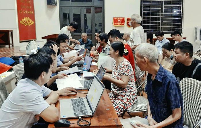 Người dân cung cấp thông tin làm sạch dữ liệu đất đai tại phường Hà Đông. Ảnh: Hoàng Sơn