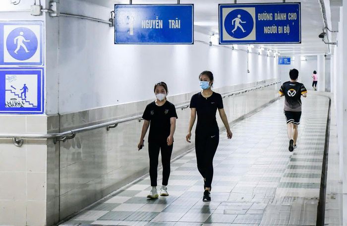 Người dân sử dụng hầm đi bộ tại nút giao Ngã Tư Sở. Ảnh: Quang Thái