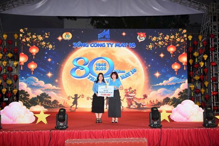 Công đoàn Dệt may Việt Nam trao tặng 15 triệu đồng cho Tổng Công ty May 10. Ảnh: Hoàng Anh