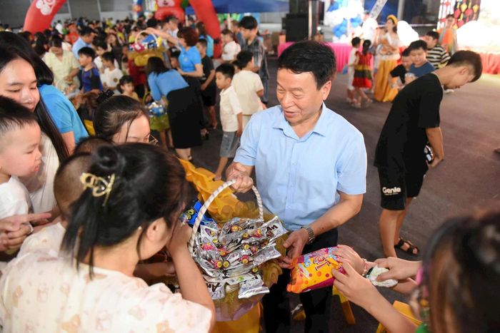 Lãnh đạo May 10 tặng quà cho các em thiếu nhi. Ảnh: Hoàng Anh