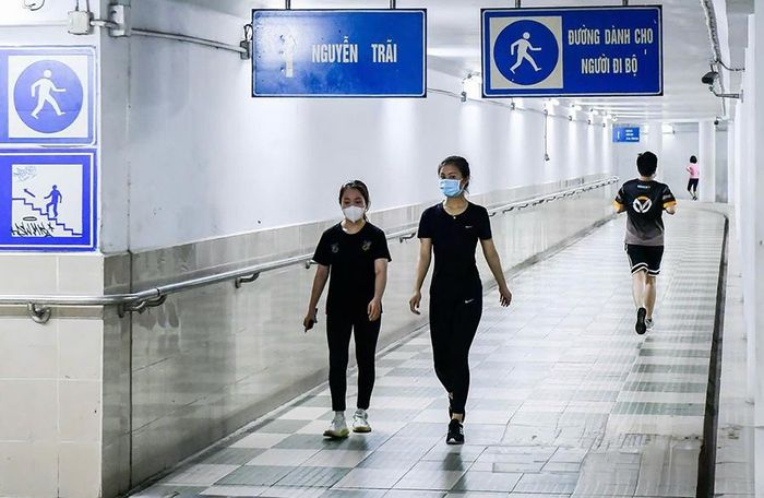 Người dân sử dụng hầm đi bộ tại nút giao Ngã Tư Sở. Ảnh: Quang Thái