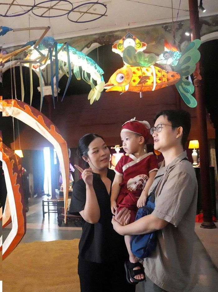 Anh Nguyễn Văn Huy (phường Hà Đông) cho biết: “Ngày nghỉ, gia đình tôi tranh thủ đi chơi Tết Trung thu sớm. Con tôi rất thích nhìn ngắm và trải nghiệm làm các món đồ chơi trung thu truyền thống”.