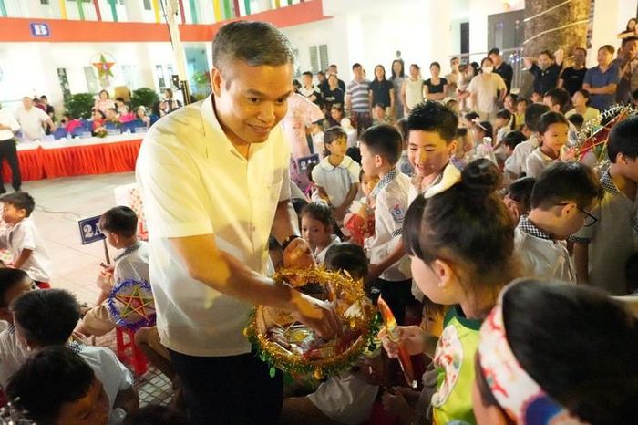 Phó Bí thư Thường trực Đảng ủy xã Thuận An Đào Xuân Trường trao quà tới các em thiếu nhi. Ảnh: Vân Thư