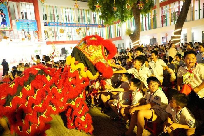 Tiết mục múa lân thu hút các em nhỏ. Ảnh: Vân Thư