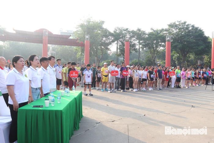 Các đại biểu và vận động viên thực hiện nghi lễ chào cờ. Ảnh: Tuấn Điệp