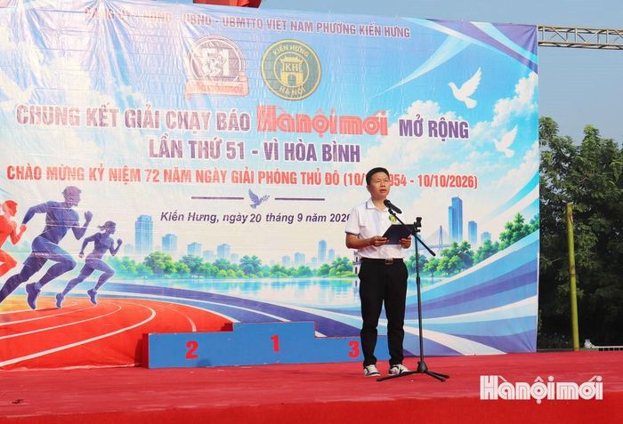 Phó Chủ tịch UBND phường Kiến Hưng Trần Mạnh Hải phát biểu khai mạc giải chạy. Ảnh: Tuấn Điệp