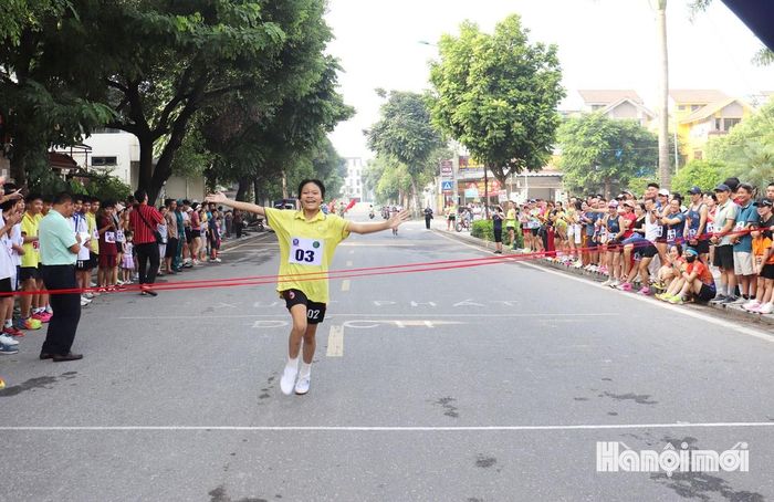 Nữ vận động viên về nhất ở nội dung thi đấu, cán đích với tinh thần quyết tâm và nỗ lực. Ảnh: Tuấn Điệp