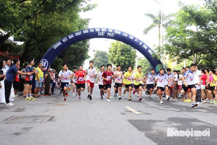 Các nam vận động viên tham gia tranh tài. Ảnh: Tuấn Điệp
