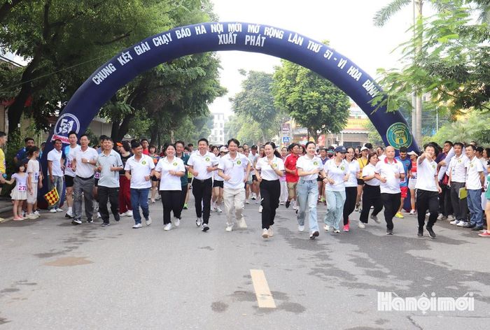 Các đại biểu chạy hưởng ứng. Ảnh: Tuấn Điệp