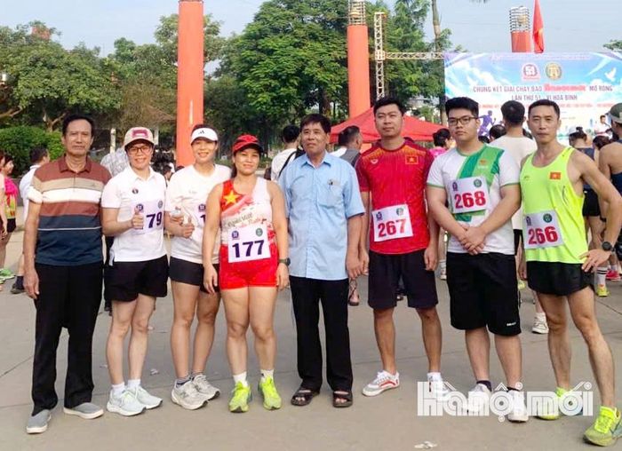 Đoàn VĐV Tổ dân phố Hoàng Công 4 tham gia giải chạy. Ảnh: Tuấn Điệp