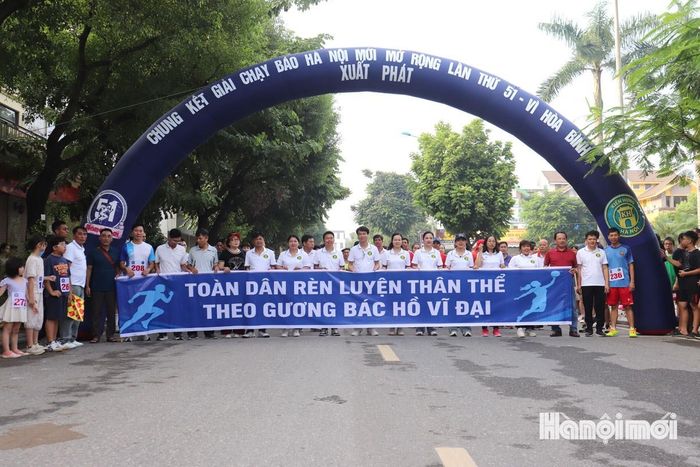 Phường Kiến Hưng phát động toàn dân rèn luyện thân thể theo gương Bác Hồ vĩ đại. Ảnh: Tuấn Điệp