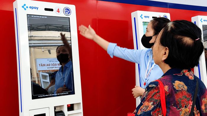Người dân thực hiện đăng ký, xác thực thông tin trên hệ thống, góp phần rút ngắn thời gian chờ đợi và đơn giản hóa thủ tục khám bệnh. Ảnh: Đỗ Duẩn