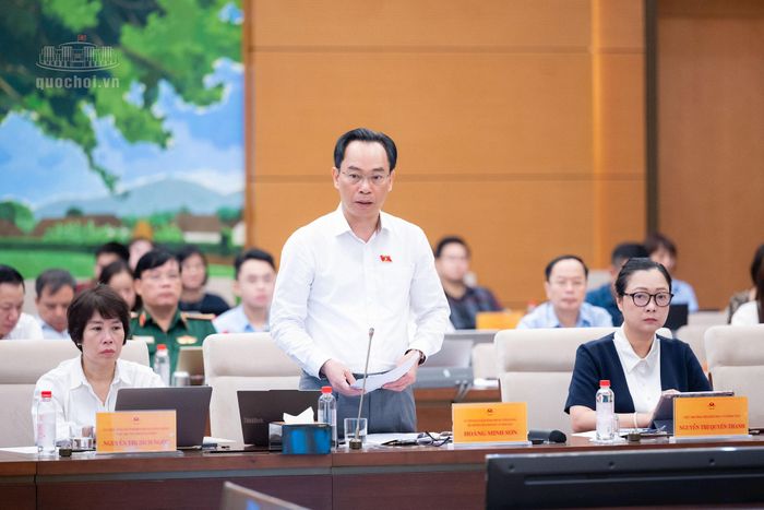 Bộ trưởng Giáo dục và Đào tạo Hoàng Minh Sơn báo cáo tại phiên giải trình. Ảnh: media.quochoi.vn