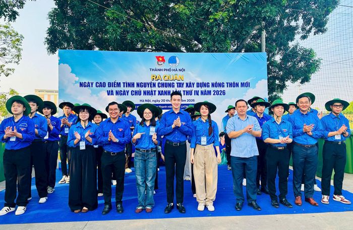 Ra mắt Đội hình “Thanh niên bảo vệ môi trường”. Ảnh: Bảo Lâm