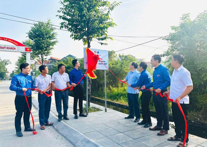 Lãnh đạo Thành đoàn Hà Nội và xã Thường Tín khánh thành “Tuyến đường Thanh niên tự quản “Sáng - xanh - sạch - đẹp” tại thôn Văn Trai. Ảnh: Bảo Lâm