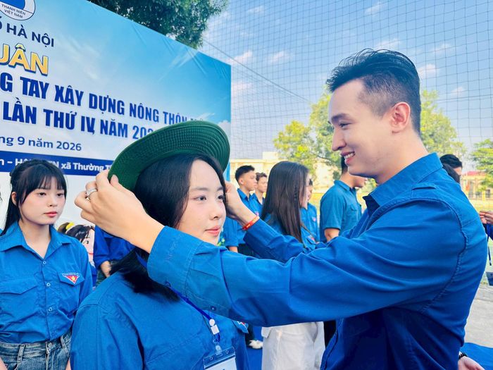 Phó Bí thư Thành đoàn, Chủ tịch Hội LHTN Việt Nam thành phố Hà Nội Đào Đức Việt trao vật phẩm cho thành viên Đội hình “Thanh niên bảo vệ môi trường”. Ảnh: Bảo Lâm