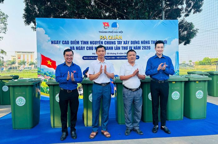 Phó Bí thư Thành đoàn, Chủ tịch Hội LHTN Việt Nam thành phố Hà Nội Đào Đức Việt và Trưởng ban Công tác Đoàn và Thanh thiếu nhi Cơ quan Uỷ ban MTTQ Việt Nam thành phố, Phó Chủ tịch Thường trực Hội LHTN Việt Nam thành phố Hà Nội Phạm Minh Phúc trao thùng rác cho lãnh đạo 2 thôn. Ảnh: Bảo Lâm