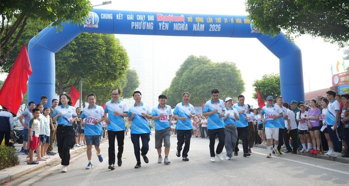 Các đại biểu và các vận động viên tham gia chạy hưởng ứng tại Giải chạy Báo Hànộimới mở rộng lần thứ 51 - Vì hòa bình năm 2026 phường Yên Nghĩa. Ảnh: PV