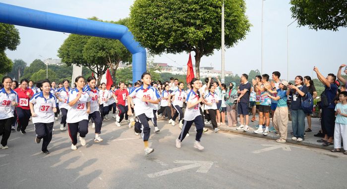 Đông đảo cổ động viên cổ vũ các vận động viên trong quá trình thi đấu. Ảnh: PV