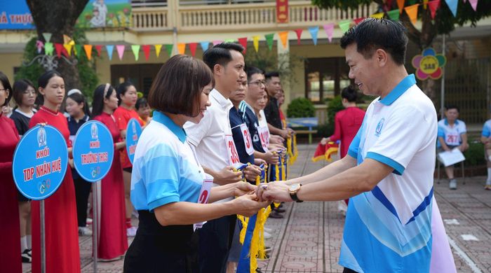 Bí thư Đảng ủy, Chủ tịch HĐND phường Nguyễn Nguyên Quân trao Cờ lưu niệm cho các đơn vị tham gia giải chạy. Ảnh: PV