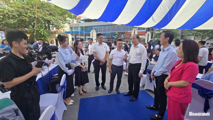 Các đại biểu tham dự livestreams trực tiếp Phiên giao dịch việc làm để quảng bá. Ảnh: Việt Hưng