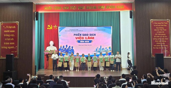 Các hợp đồng vay vốn được Phó Giám đốc Sở Nội vụ Hà Nội Nguyễn Tây Nam và đại diện Phòng giao dịch Ngân hàng Chính sách xã hội Đống Đa trao cho các hộ gia đình, người lao động. Ảnh: Việt Hưng