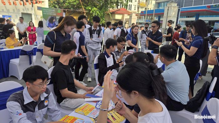 Rất đông bạn trẻ muốn tìm cơ hội việc làm tại Phiên giao dịch việc làm cụm Đống Đa. Ảnh: Việt Hưng
