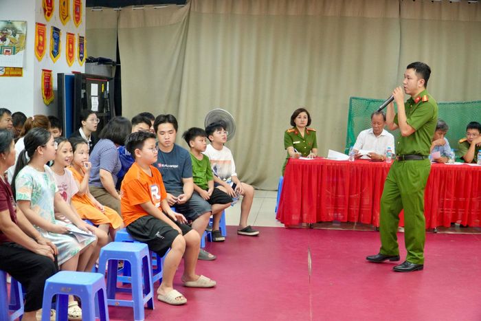 Cư dân hai tòa HH1 và HH2, chung cư 90 Nguyễn Tuân tham gia buổi tuyên truyền, hướng dẫn kỹ năng PCCC và cứu nạn, cứu hộ. Ảnh: Tùng Lâm