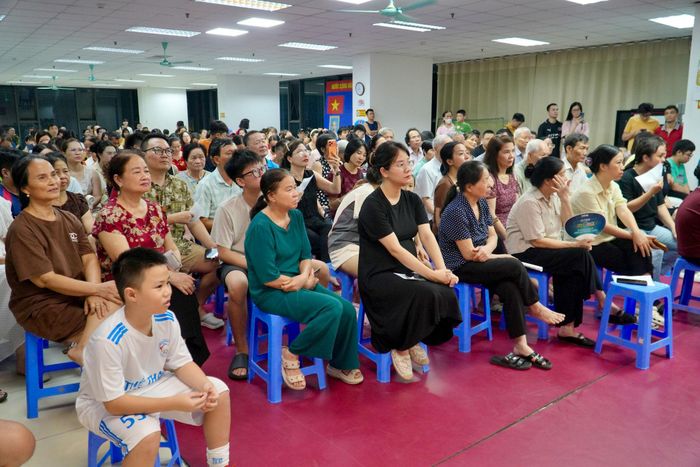 Đông đảo người dân hai tòa HH1 và HH2, chung cư 90 Nguyễn Tuân tham dự hội nghị tuyên truyền về phòng cháy, chữa cháy và cứu nạn, cứu hộ. Ảnh: Tùng Lâm