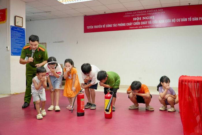Các em nhỏ tại hai tòa HH1 và HH2, chung cư 90 Nguyễn Tuân thực hành kỹ năng thoát nạn khi xảy ra cháy. Ảnh: Tùng Lâm