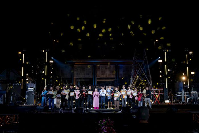 Ban Tổ chức tặng hoa, trao giấy chứng nhận cho các nghệ sĩ có đóng góp vào thành công của chương trình. Ảnh: BTC