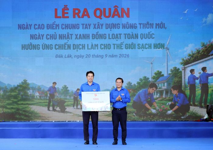 Tỉnh đoàn Đồng Tháp tặng 1.000 lá cờ Tổ quốc cho người dân, đoàn viên, thanh niên tại 4 xã biên giới của tỉnh Đắk Lắk. Ảnh: Đăng Hải