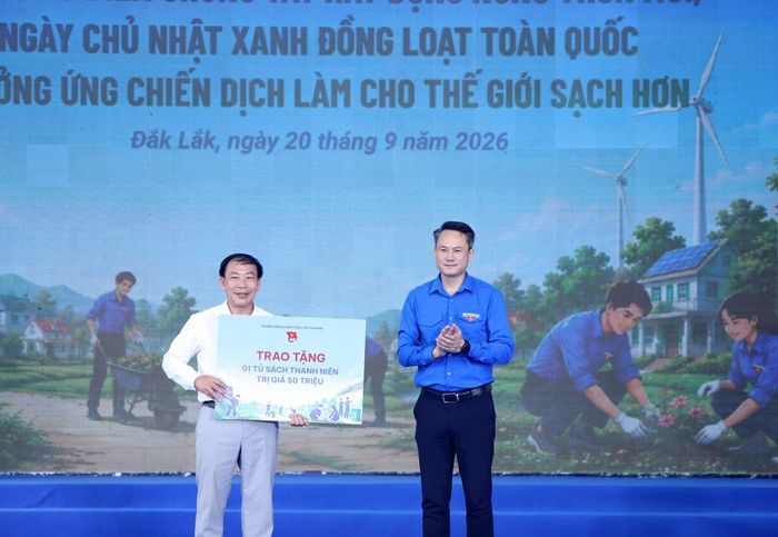 Bí thư Trung ương Đoàn, Chủ tịch Trung ương Hội LHTN Việt Nam Nguyễn Kim Quy trao tặng tủ sách thanh niên cho học sinh Trường THPT Trần Đại Nghĩa. Ảnh: Đăng Hải