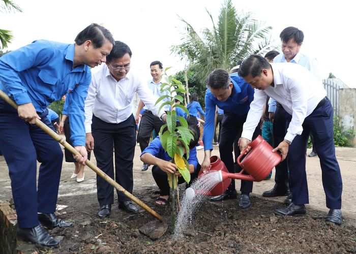 Các đại biểu trồng cây hưởng ứng Ngày Chủ nhật xanh toàn quốc. Ảnh: Đăng Hải